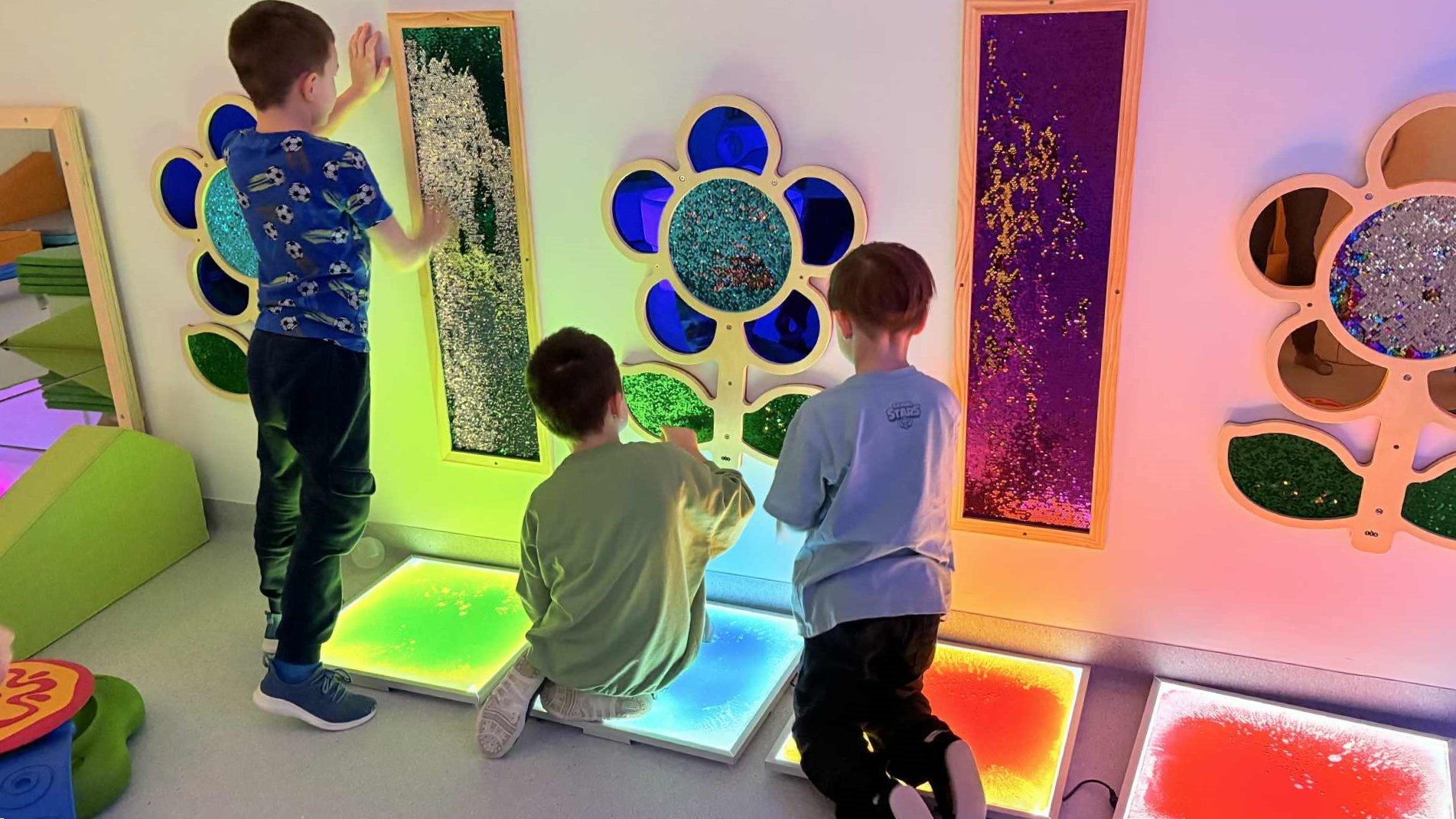  Dzieci przy ścianie na po...