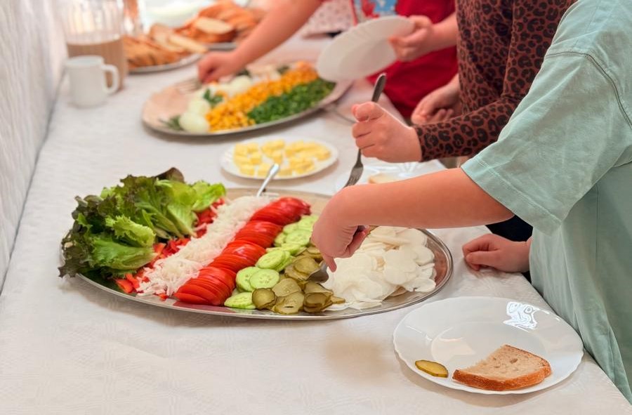  Tace z warzywami na stole