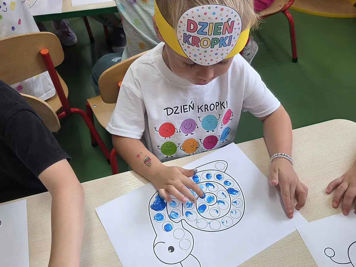  Dziecko w ławce rysuje