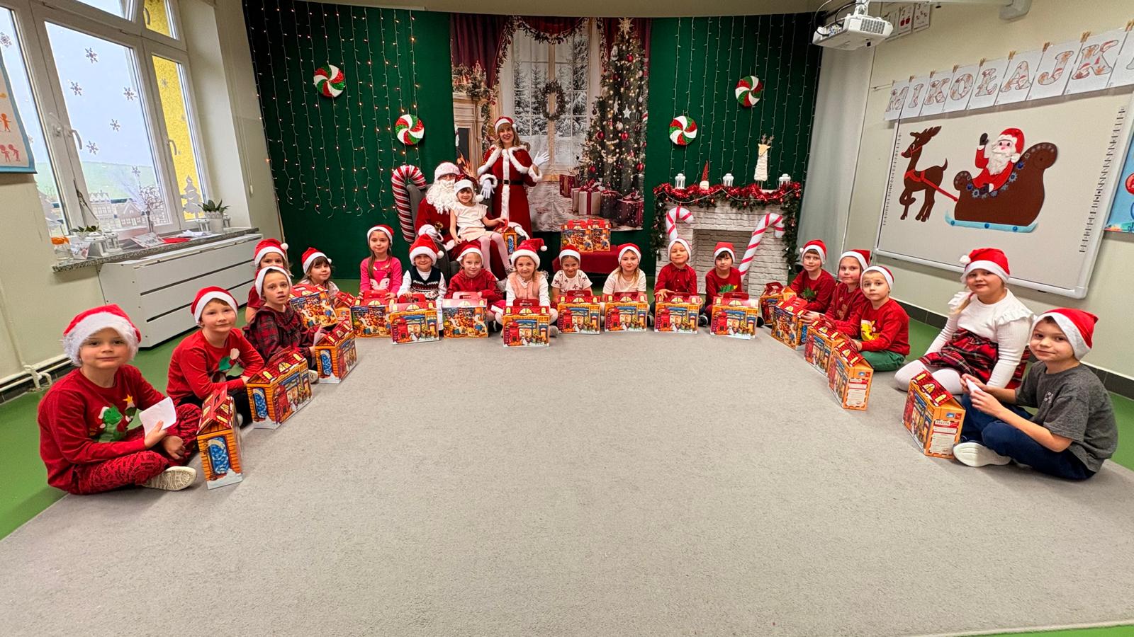  Dzieci w przebraniach i Ś...