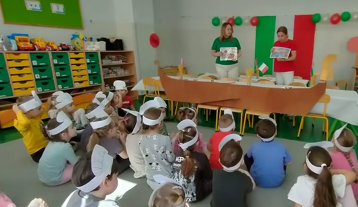  Dzieci na dywanie i osoby...