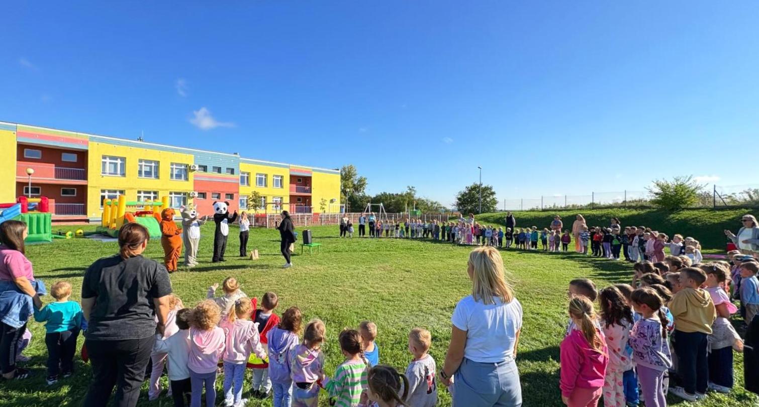  Dzieci na placu przed bud...