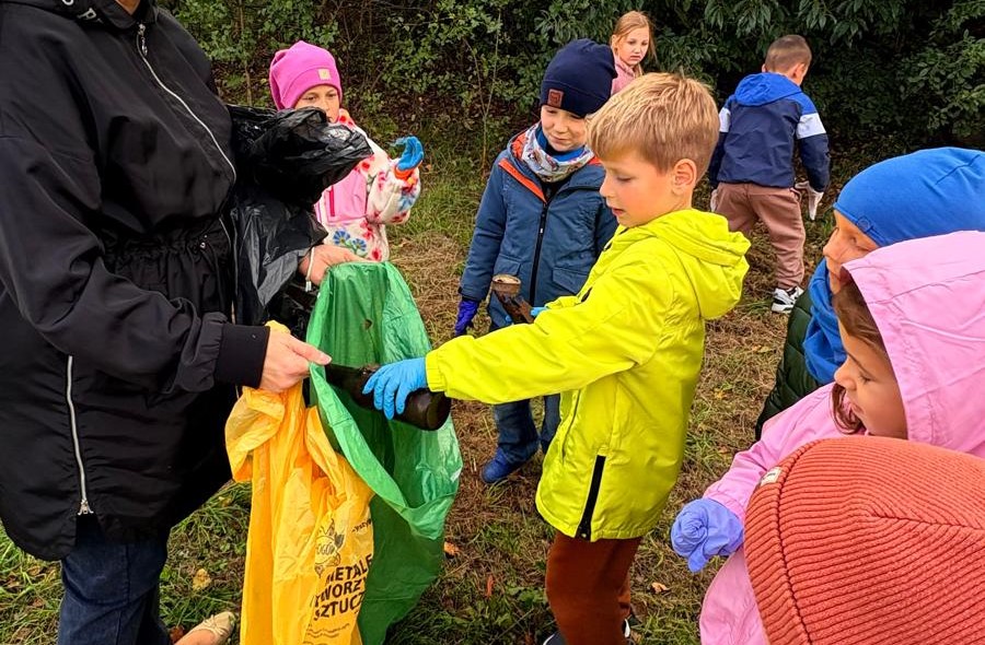  Dzieci trzymają worki