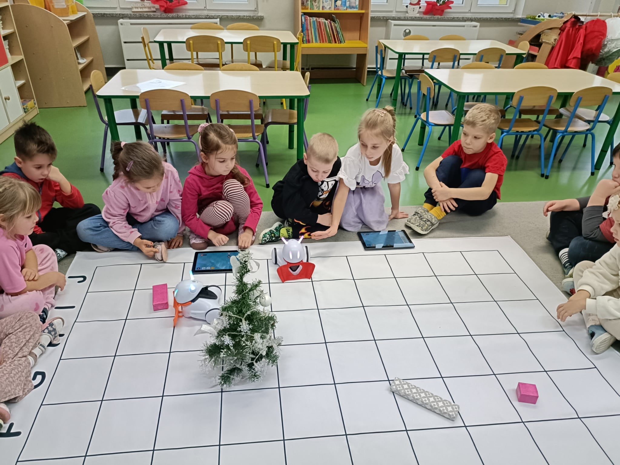  Dzieci siedzą przy macie