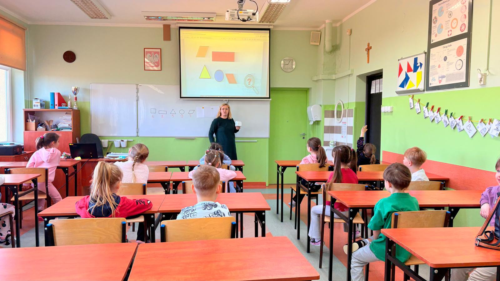  Dzieci w ławkach i nauczy...