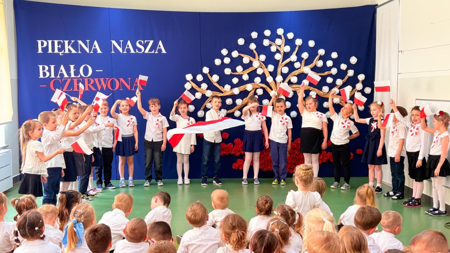  Dzieci w szeregu z flagam...