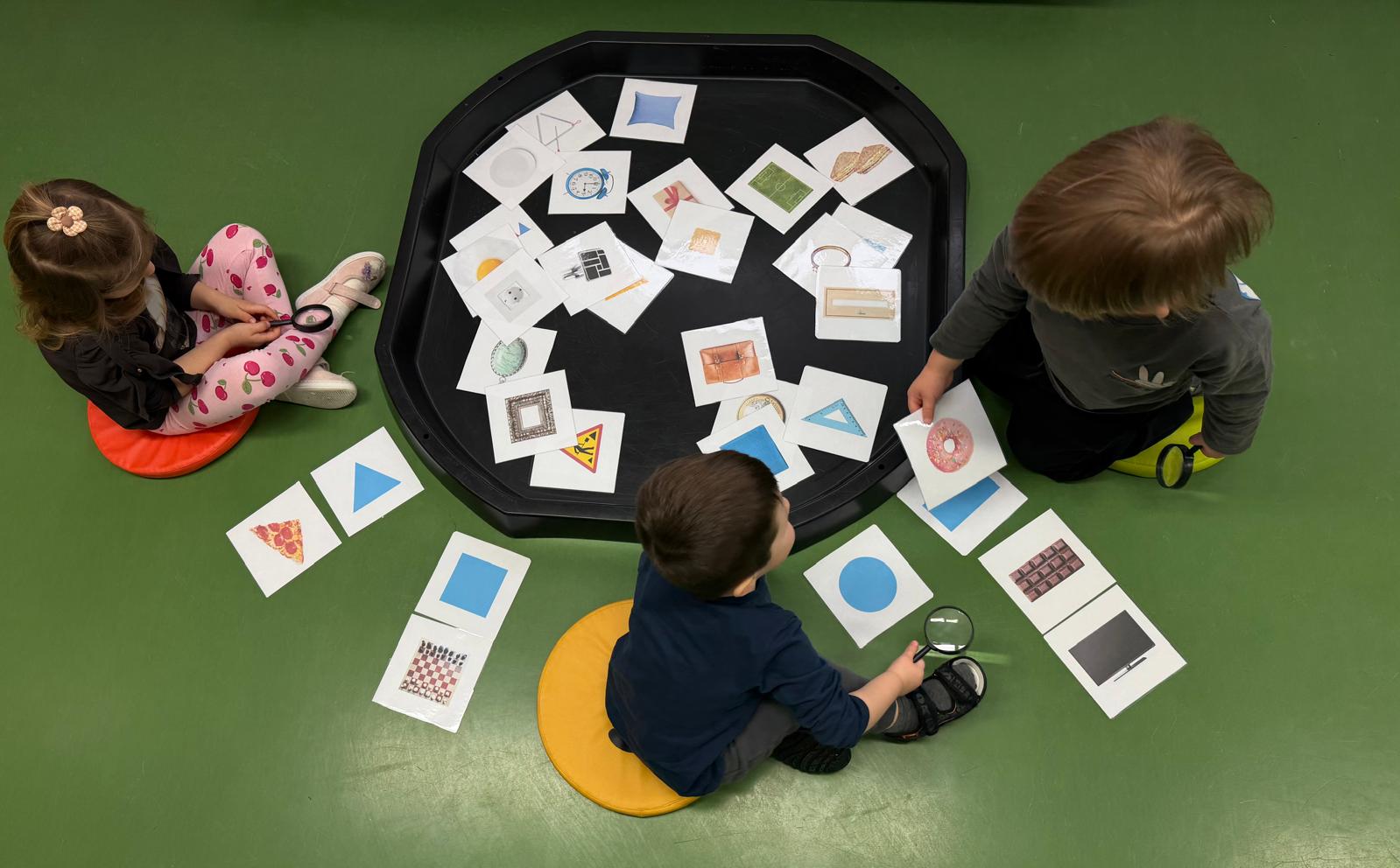  Dzieci na dywanie i puzle