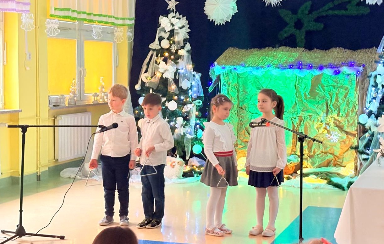  Dzieci w szeregu, mikrofo...