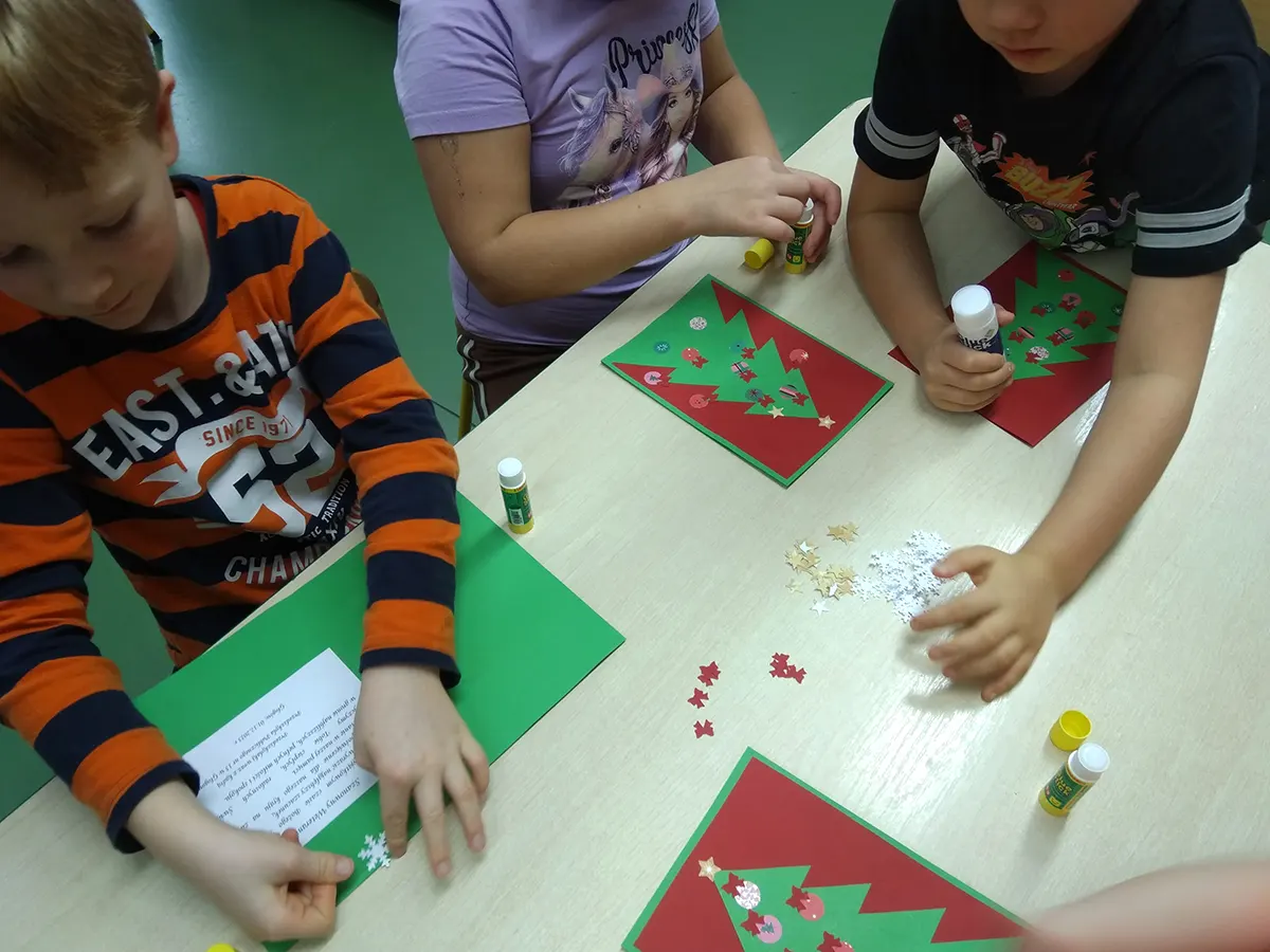  Dzieci siedzą przy stole