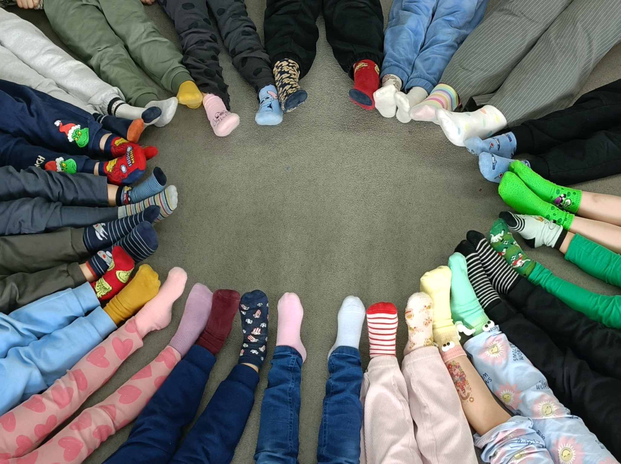  stopy w kolorowych skarpe...