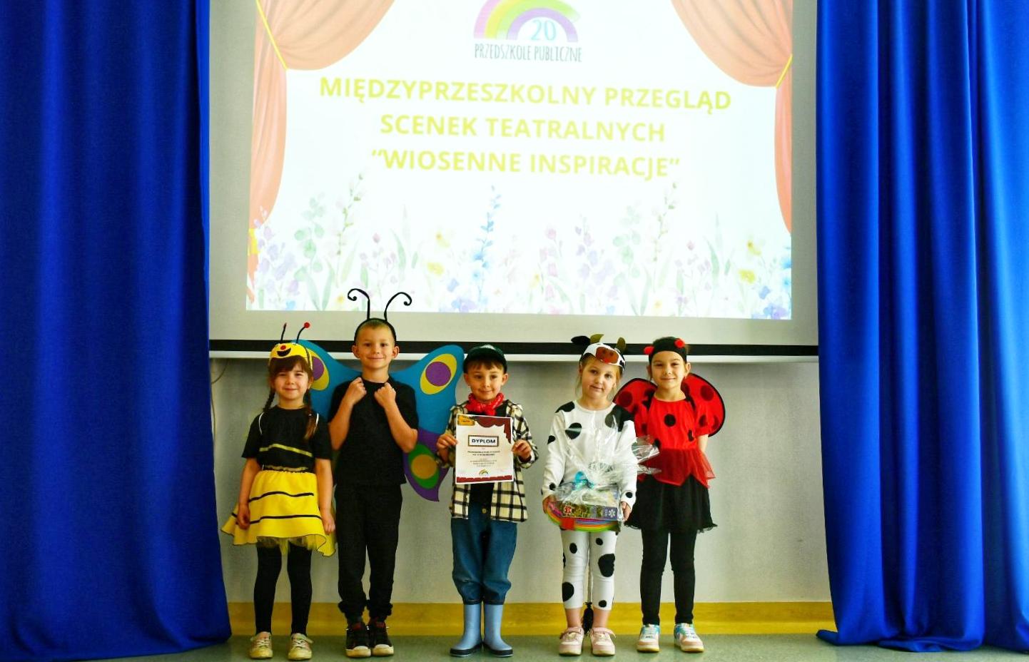  Pięcioro dzieci w przebra...