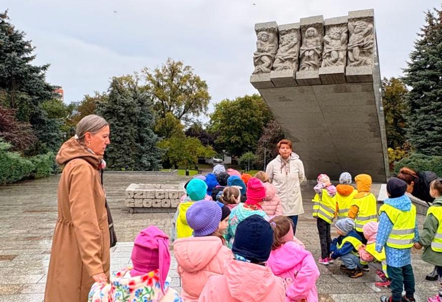  Dzieci obok pomnika