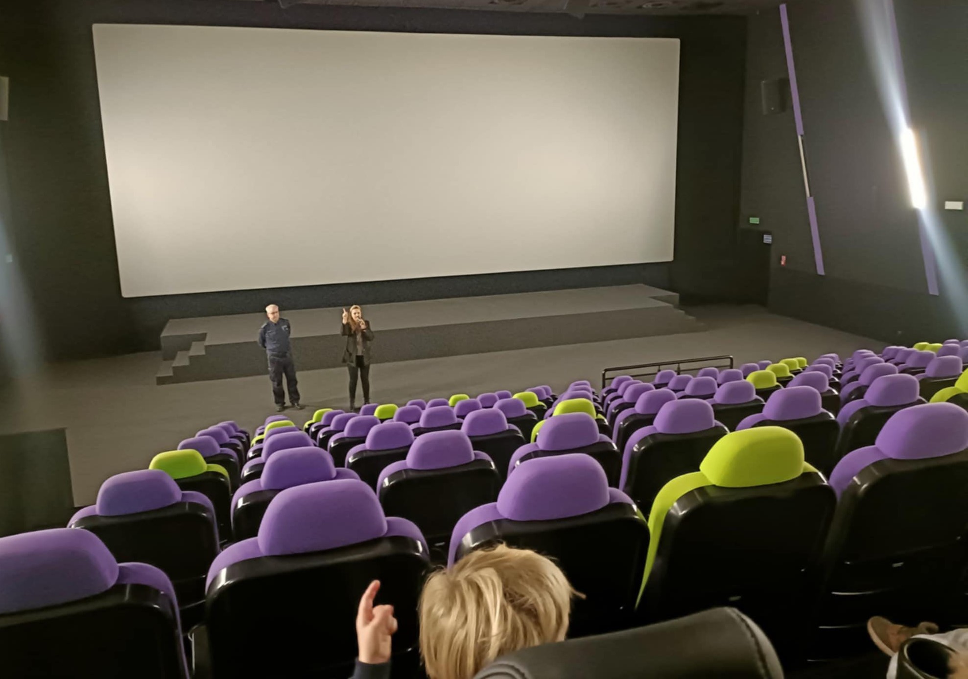  dzieci w ławkach przed ek...