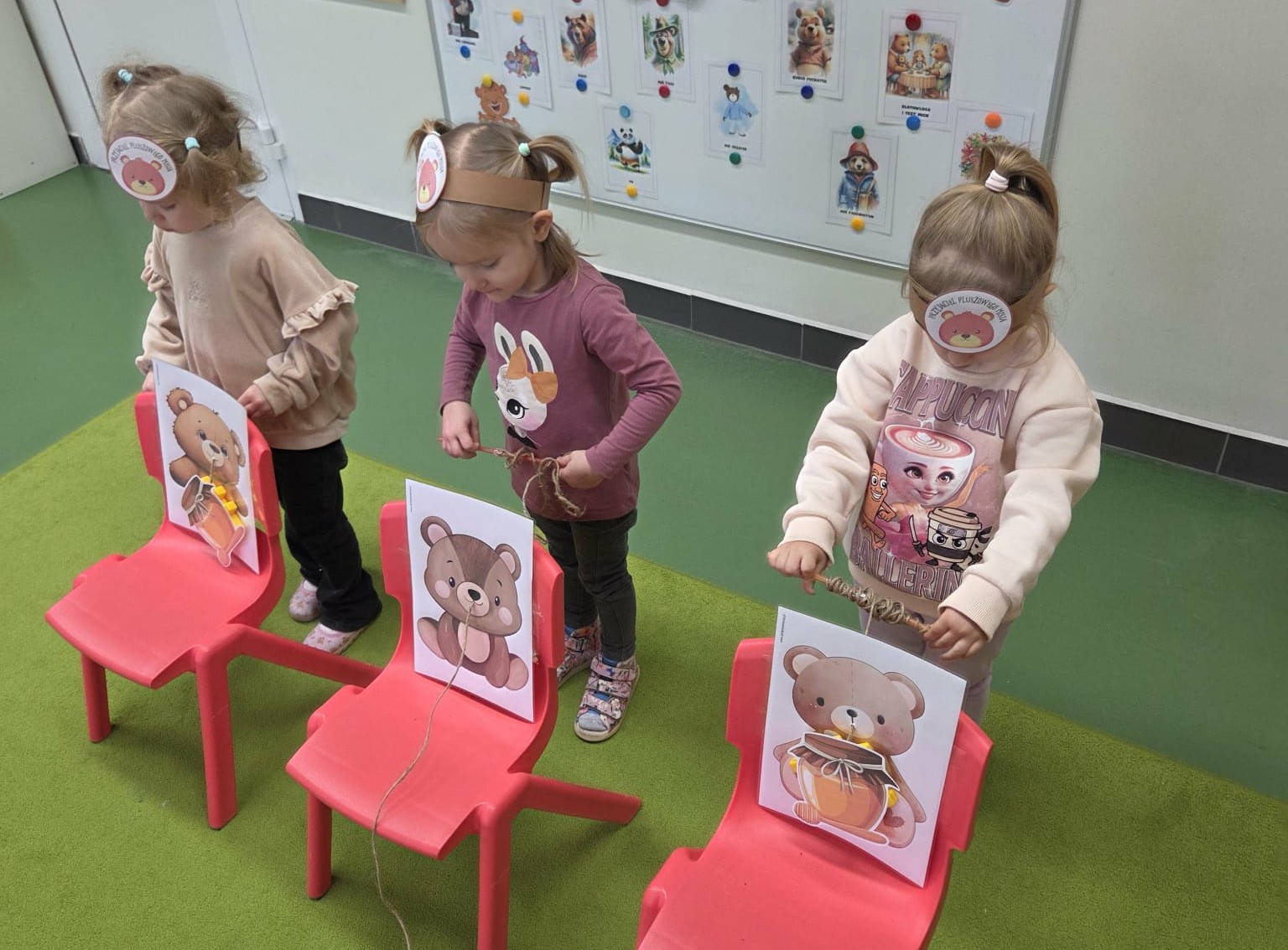  Dzieci stoją przy krzesła...